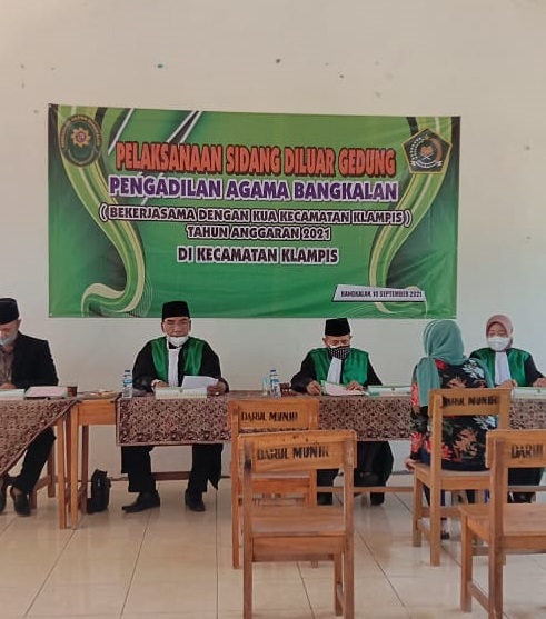 sidang di luar gedung 1